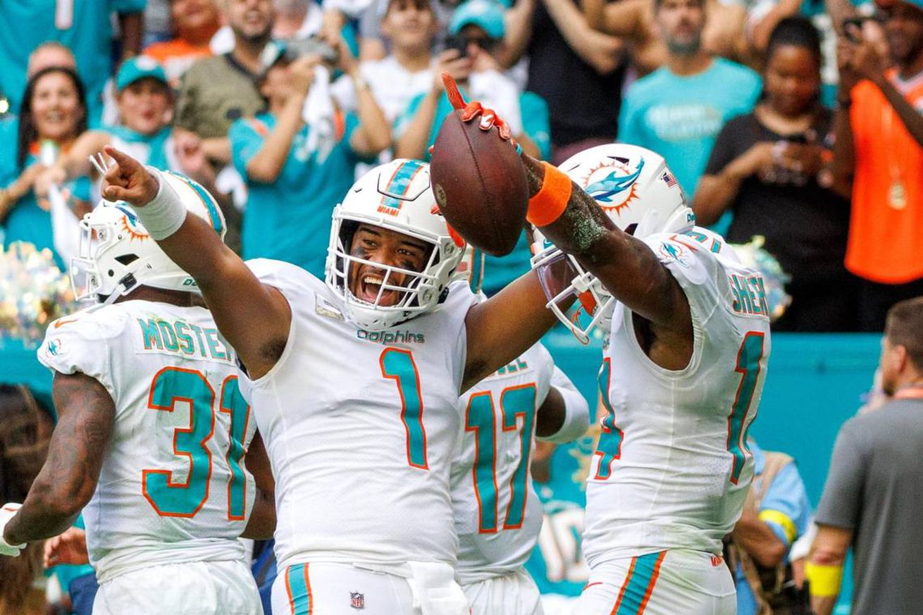 SPORTS-DOLPHINS-OVERPOWER-BROWNS-FOR-FOURTH-1-MI