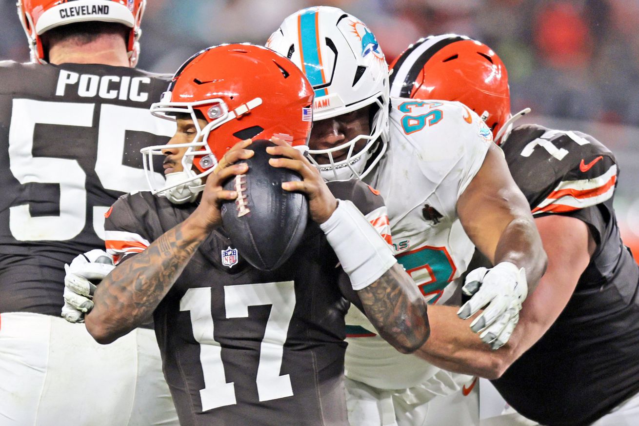 SPORTS-FBN-DOLPHINS-BROWNS-26-MI