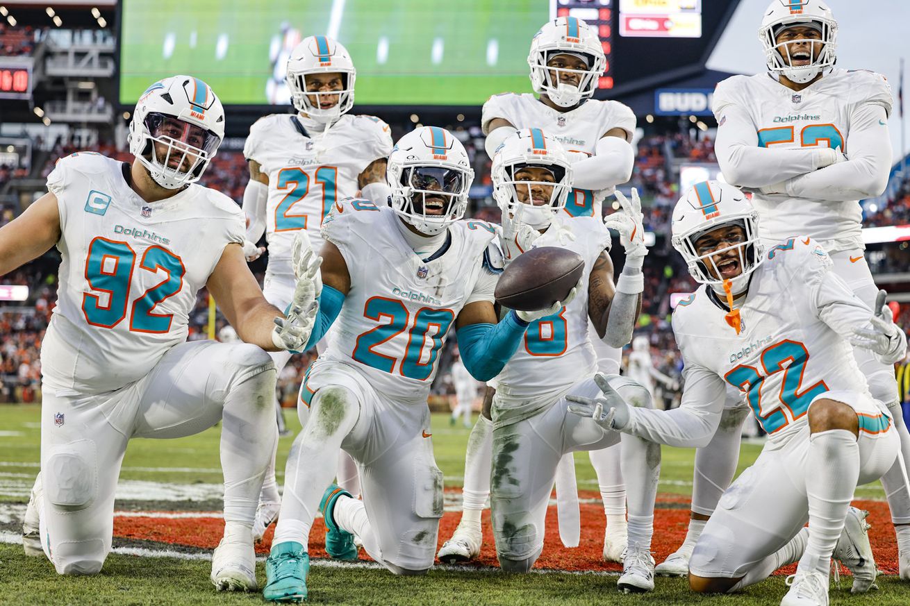 SPORTS-FBN-DOLPHINS-BROWNS-32-MI